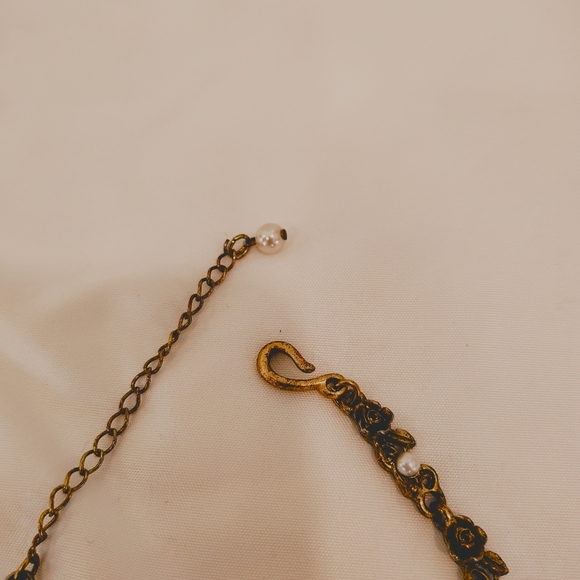 Elegant Vintage Gold and Pearl Necklace With Roses - Picture 5 of 6